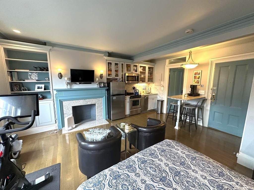 88 Charles - Photo 1