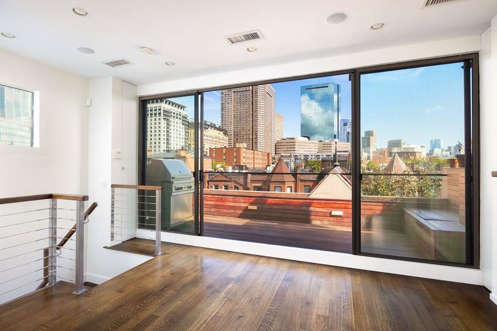 234 W Newton - Photo 1