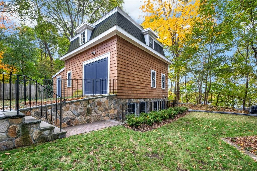 8 Pine St - Photo 1