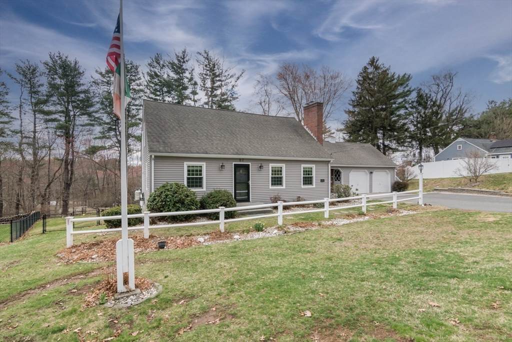 27 East Circle Drive - Photo 1