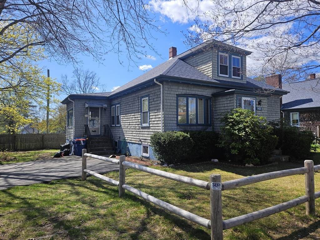 1421 Morton Ave - Photo 1
