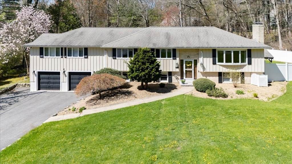 16 Cayuga Rd - Photo 1