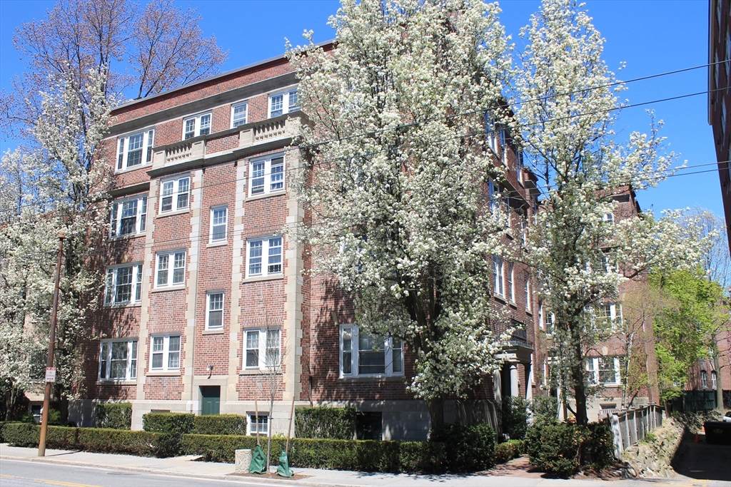 31 Concord Ave - Photo 1
