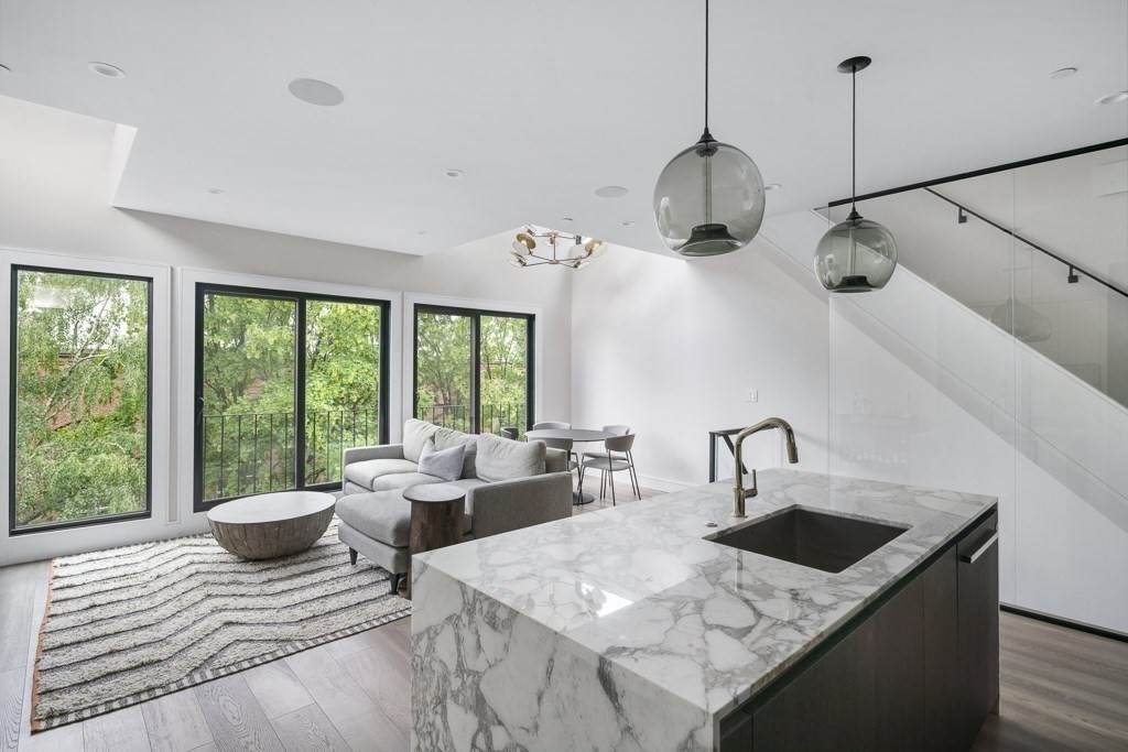320 Shawmut Ave - Photo 1