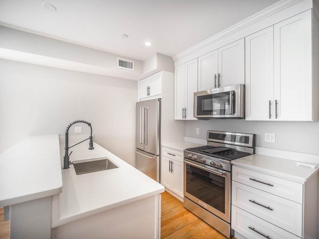 194 Havre St. - Photo 1