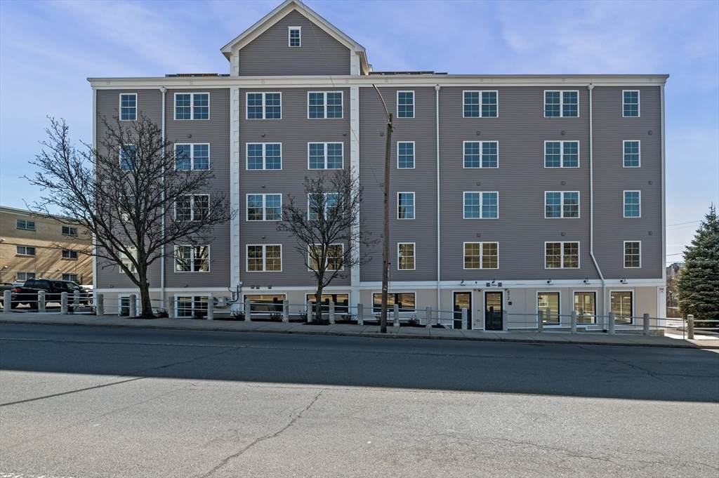 472 Essex Street - Photo 1