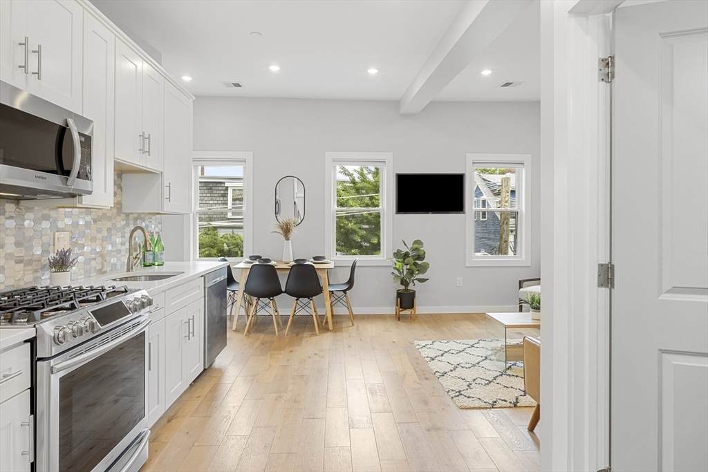 338 Hurley St - Photo 1