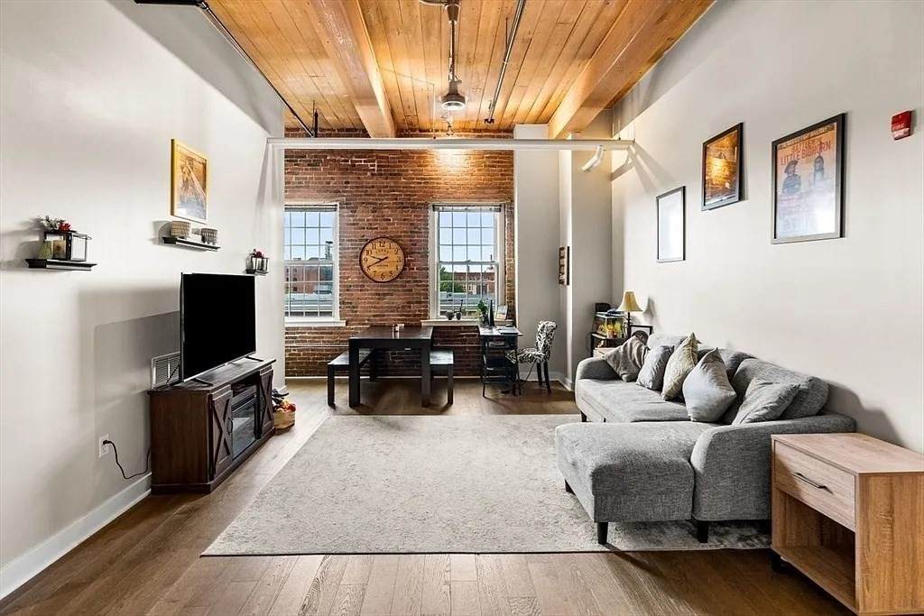 130 John St - Photo 1