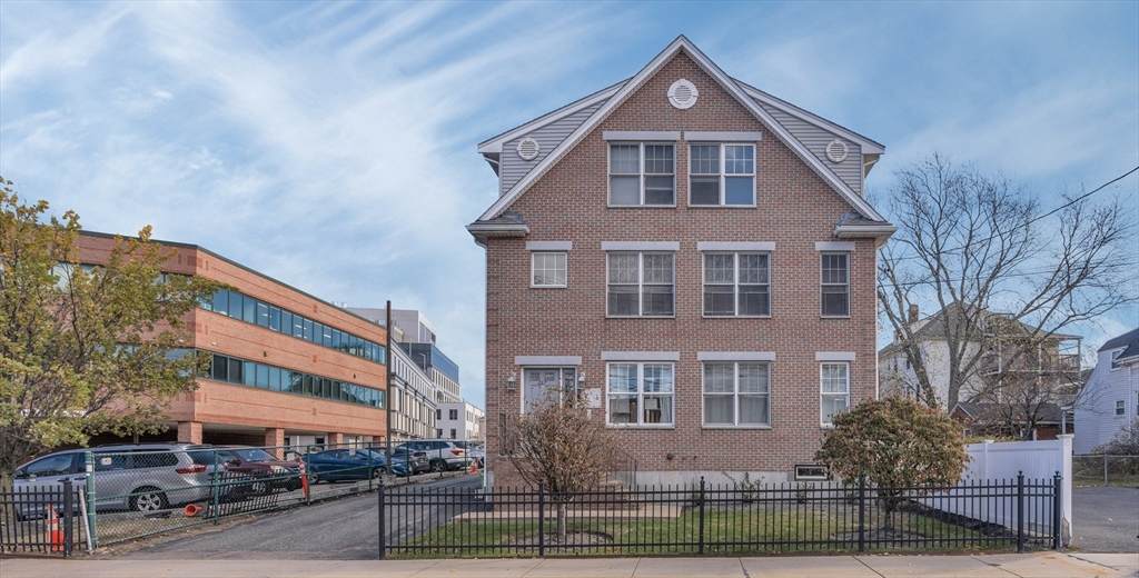 287 Everett St. - Photo 1