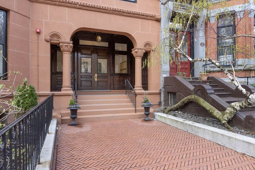 290 Commonwealth Ave - Photo 1