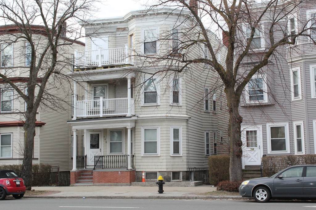 740 Bennington St - Photo 1