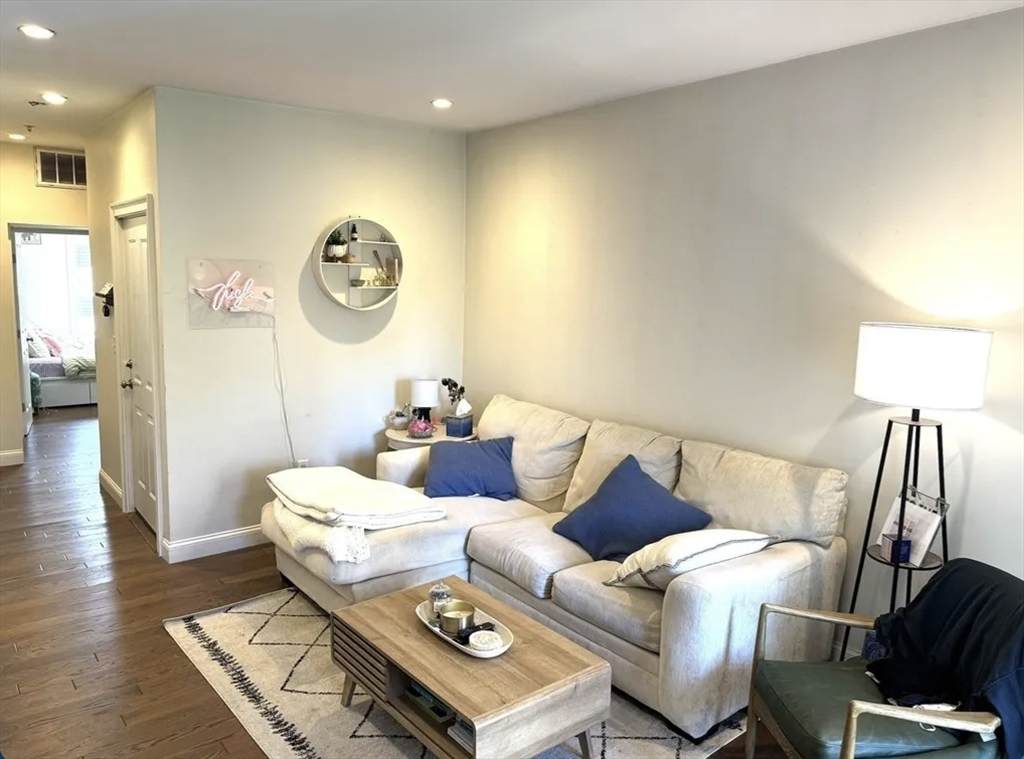 7 Loring St - Photo 1