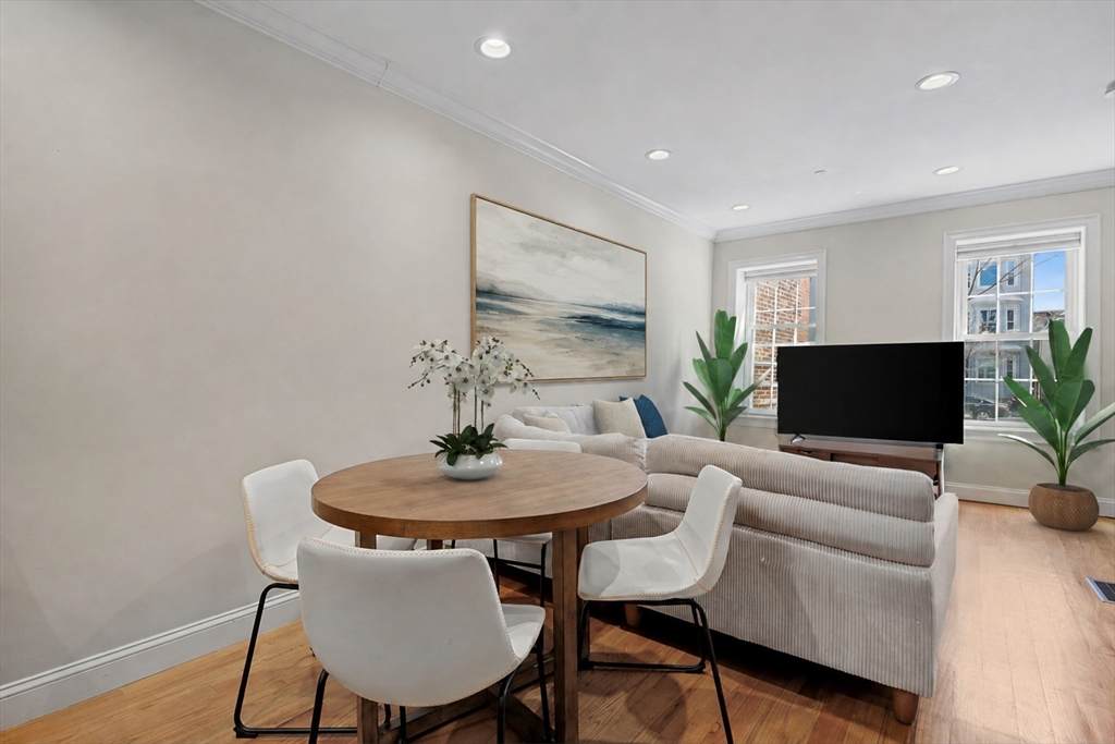 110 Chelsea St - Photo 1
