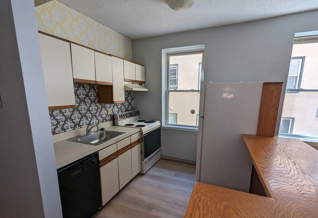 1415 Commonwealth Ave - Photo 1