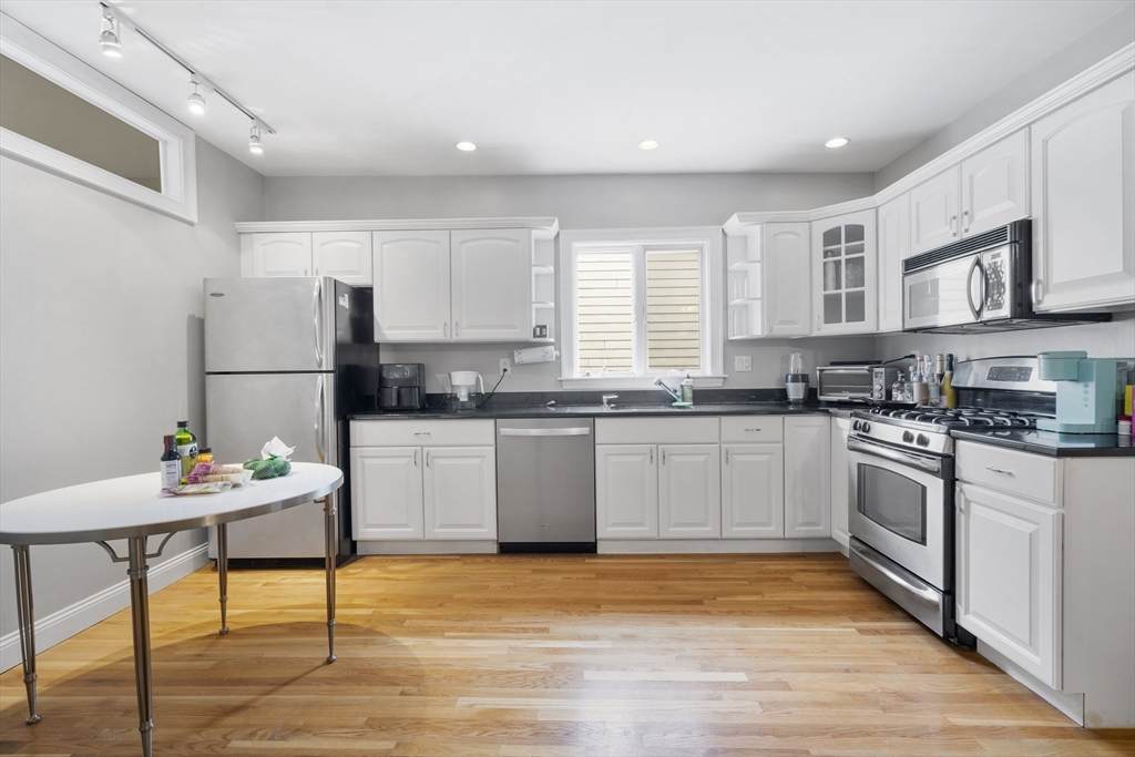 734 East 6th Street - Photo 1