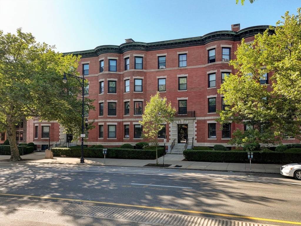 1064 Beacon St - Photo 1