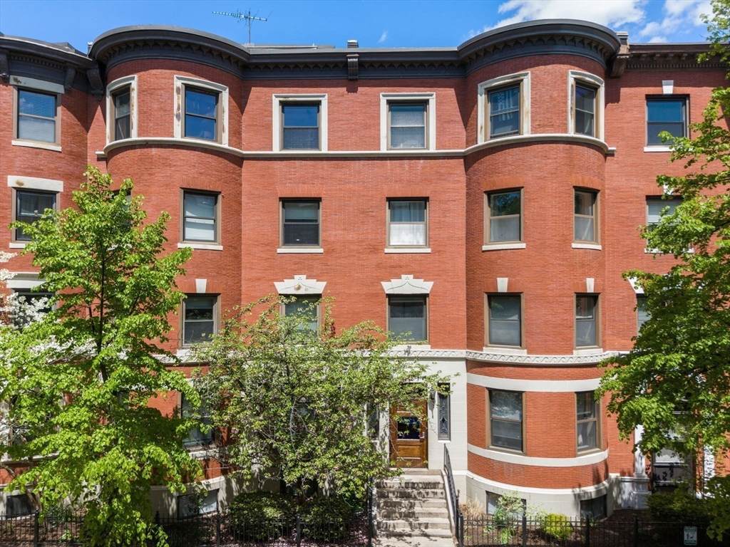 103 Gainsborough St - Photo 1