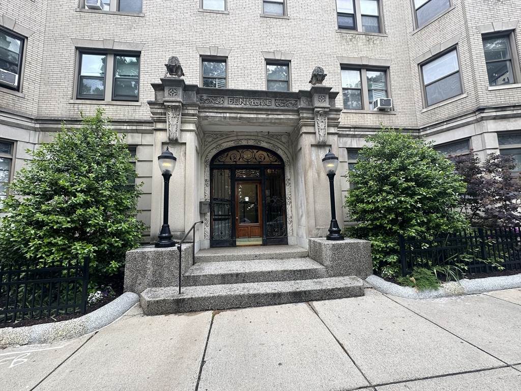 60 Charlesgate East - Photo 1
