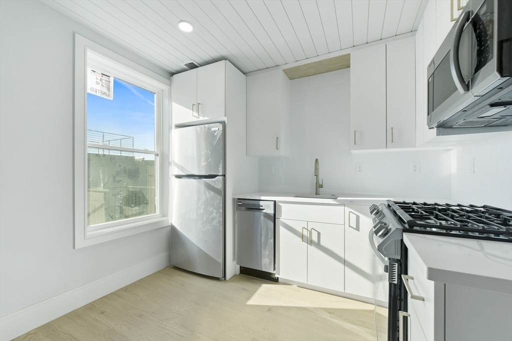 183 Maverick St - Photo 1