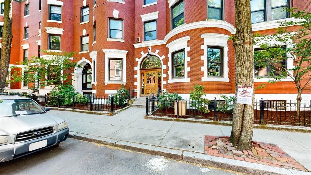 102 Gainsborough St - Photo 1