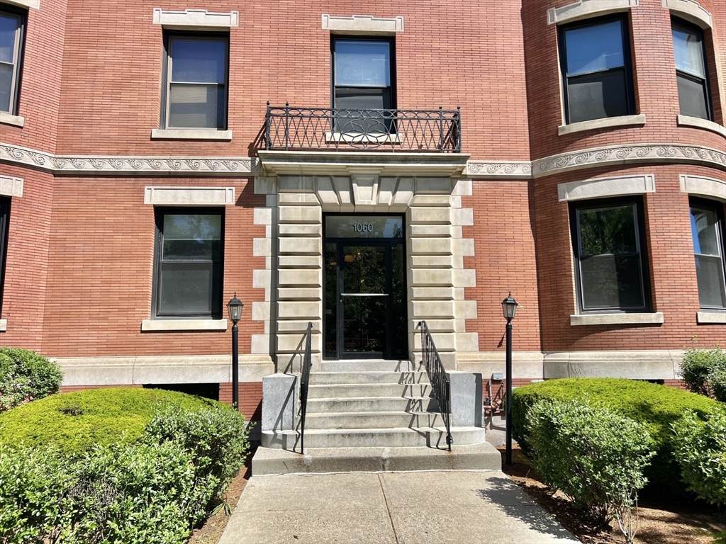 1060 Beacon - Photo 1