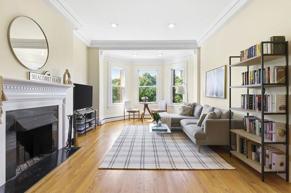 320 Commonwealth Avenue - Photo 1