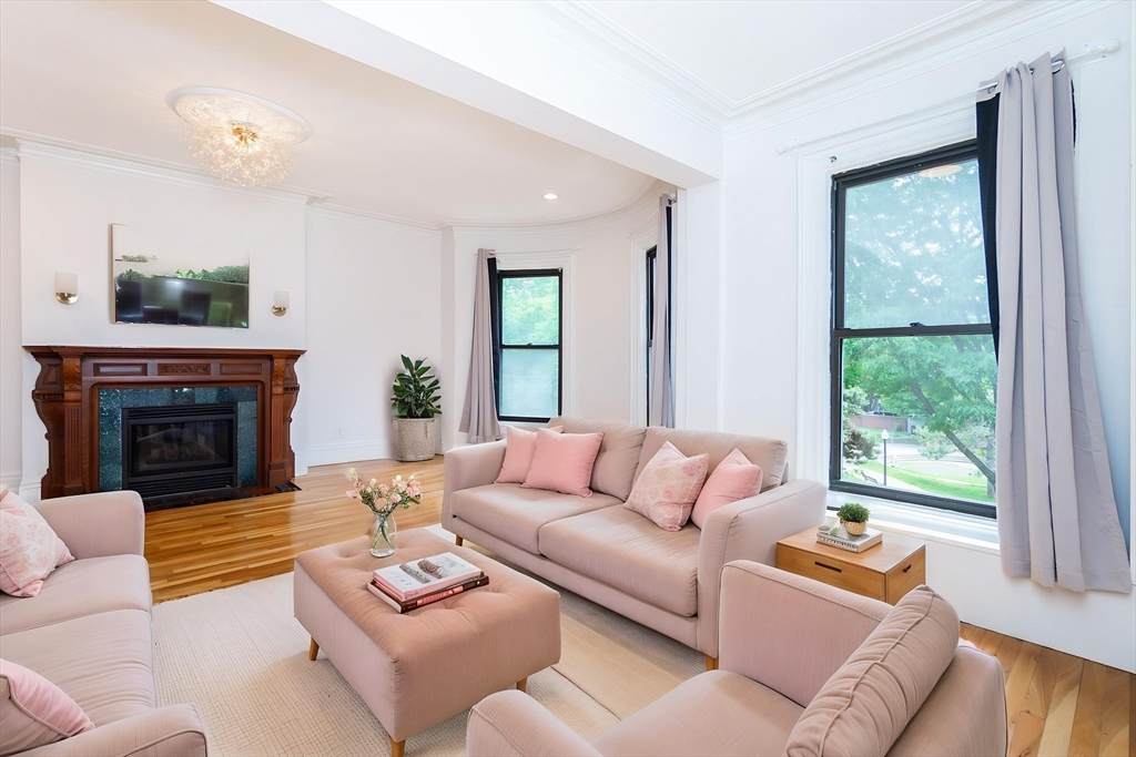 209 W Newton St - Photo 1