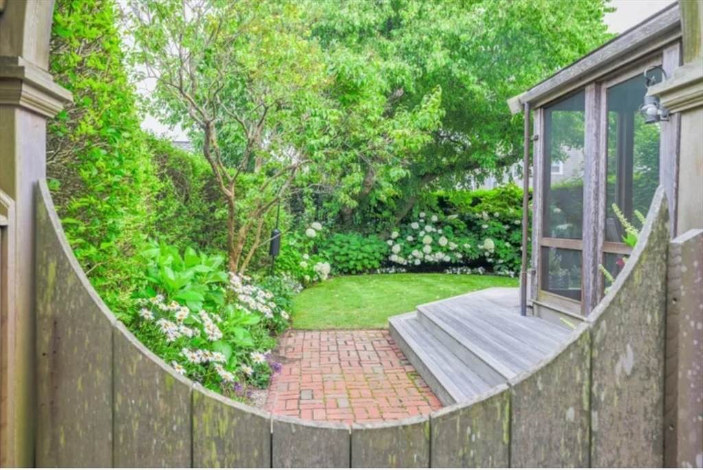 4 York - Photo 1