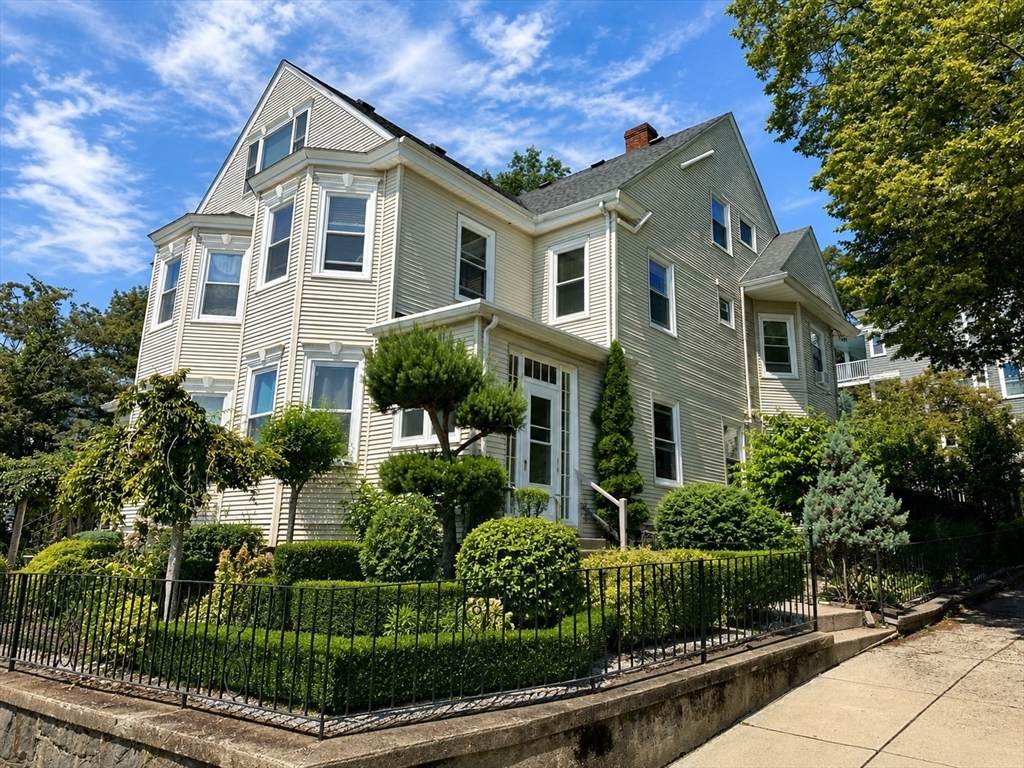 1573 Centre - Photo 1