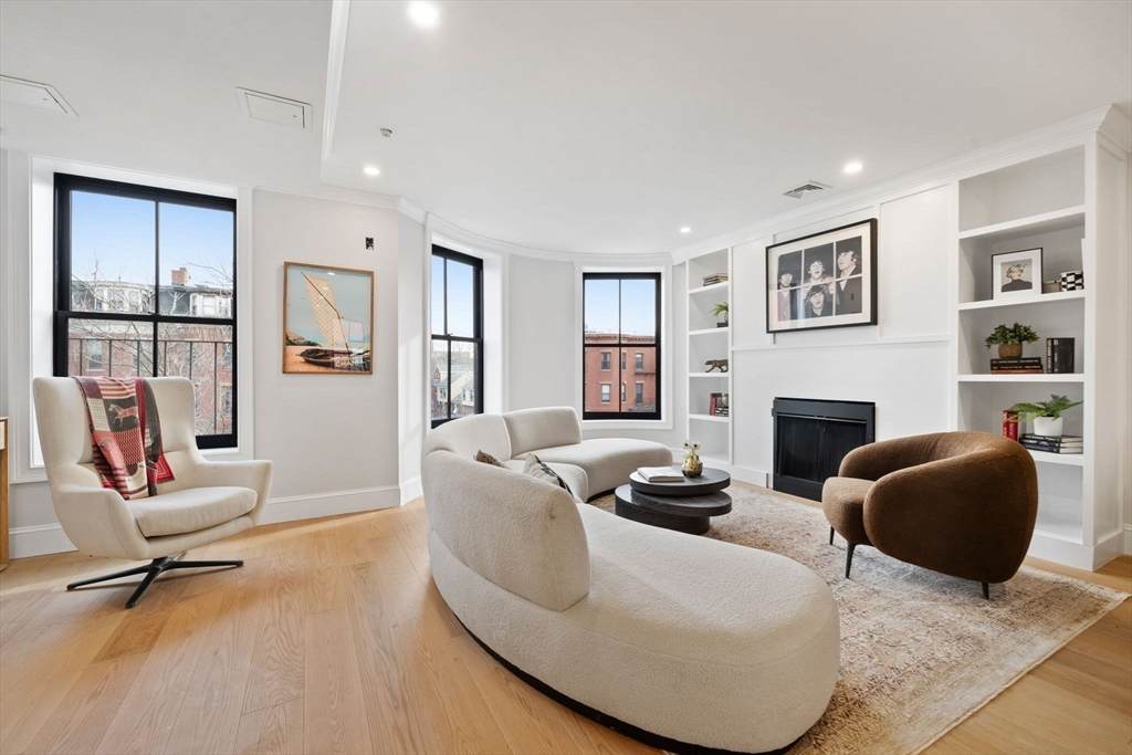 667 Tremont - Photo 1