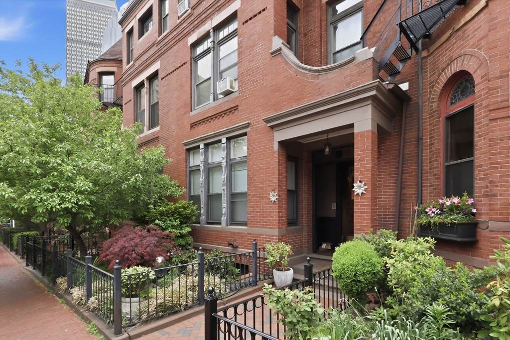 241 West Newton Street - Photo 1