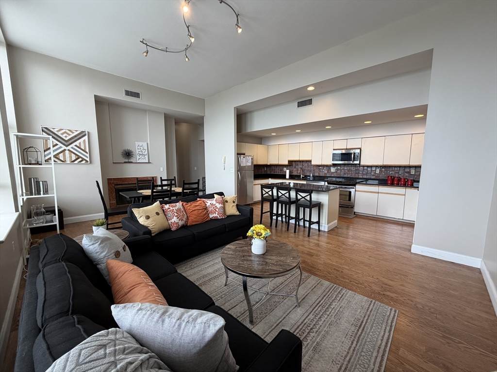 841 Parker St - Photo 1