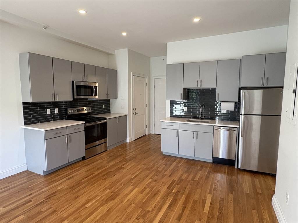 166 Newbury Street - Photo 1