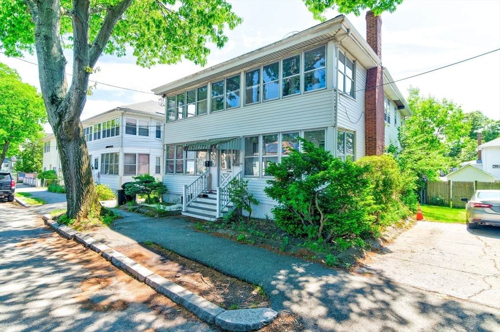 137 Safford St - Photo 1