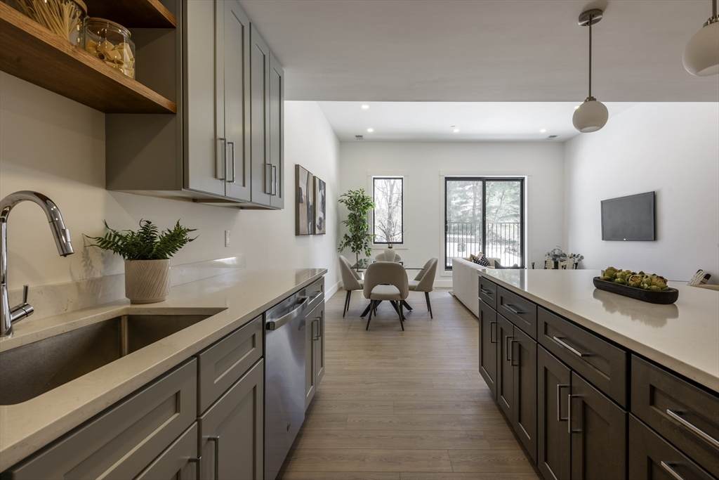 1060 Main St - Photo 1