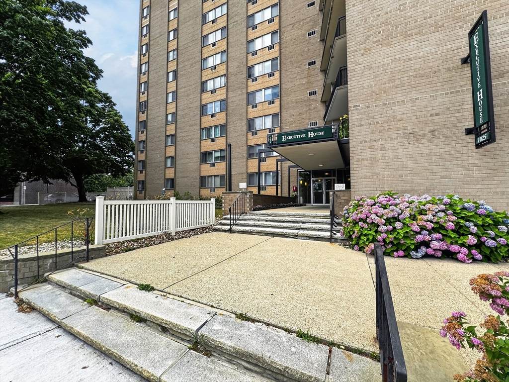 1025 Hancock St - Photo 1