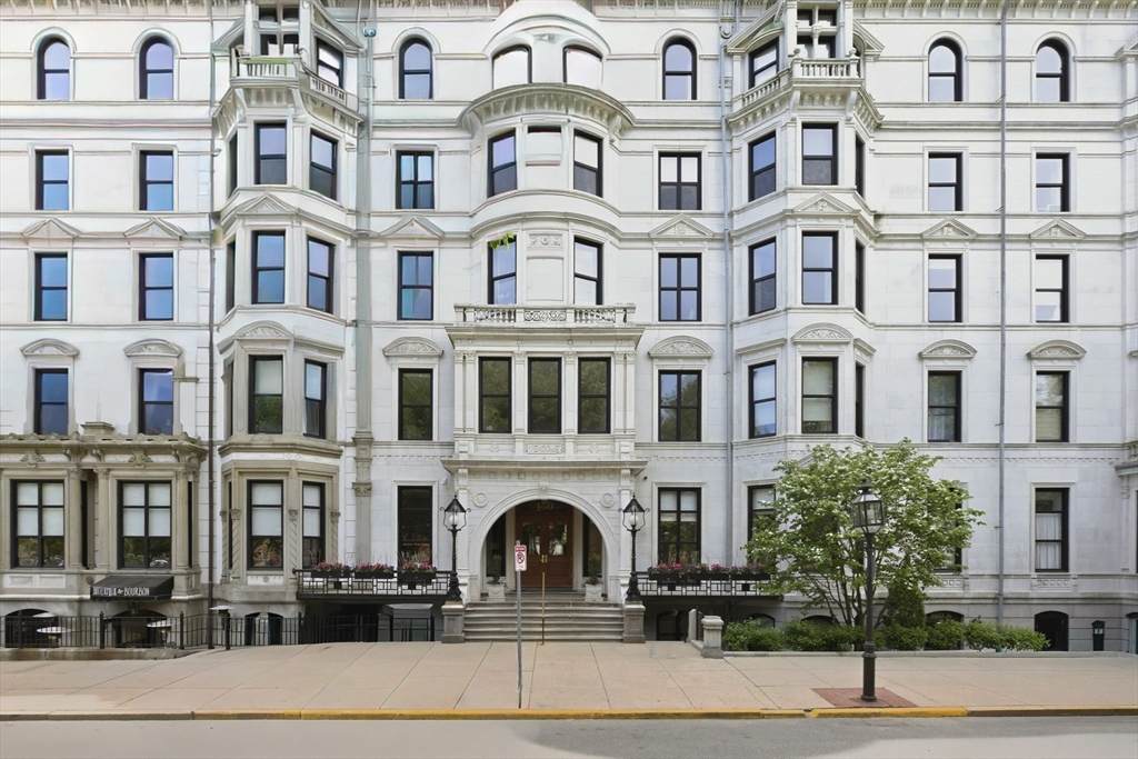 160 Commonwealth Ave - Photo 1