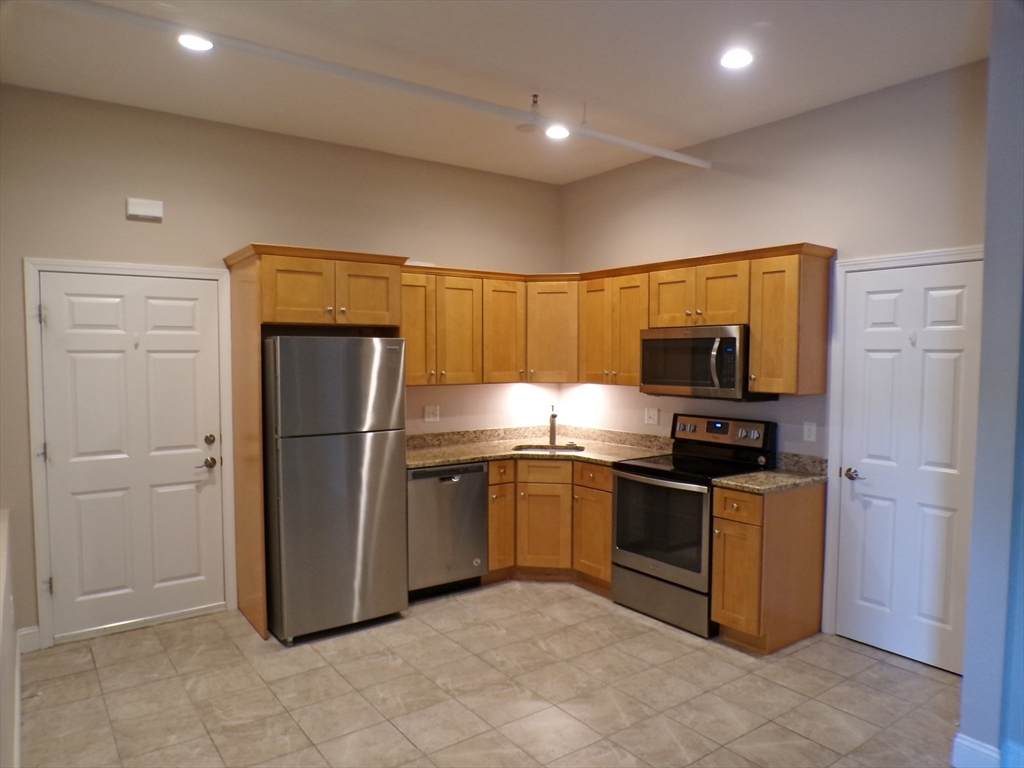 1072 Washington  St - Photo 1
