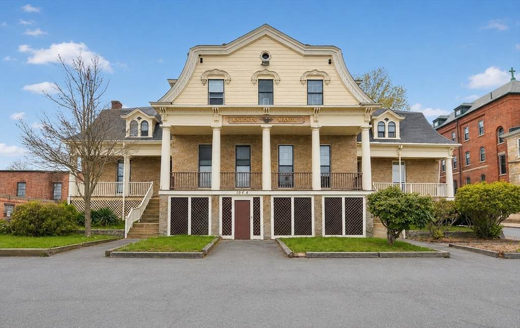 1049 Pleasant St - Photo 1