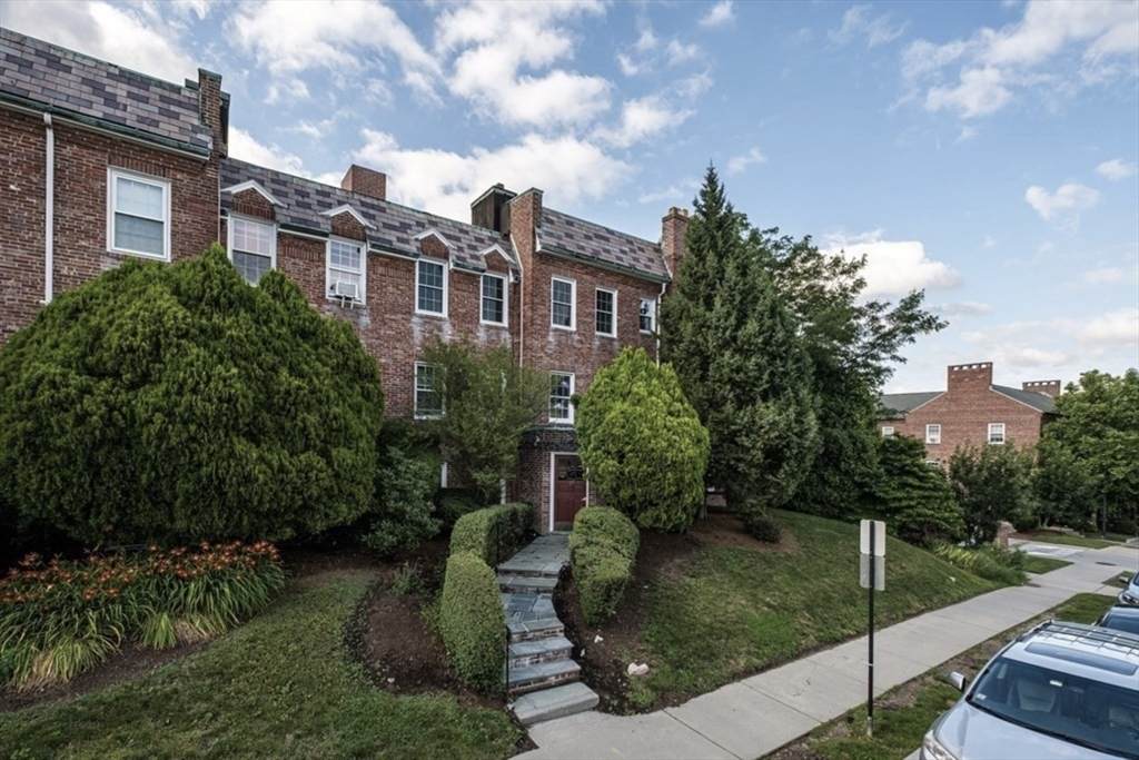 37 Commonwealth Ave - Photo 1