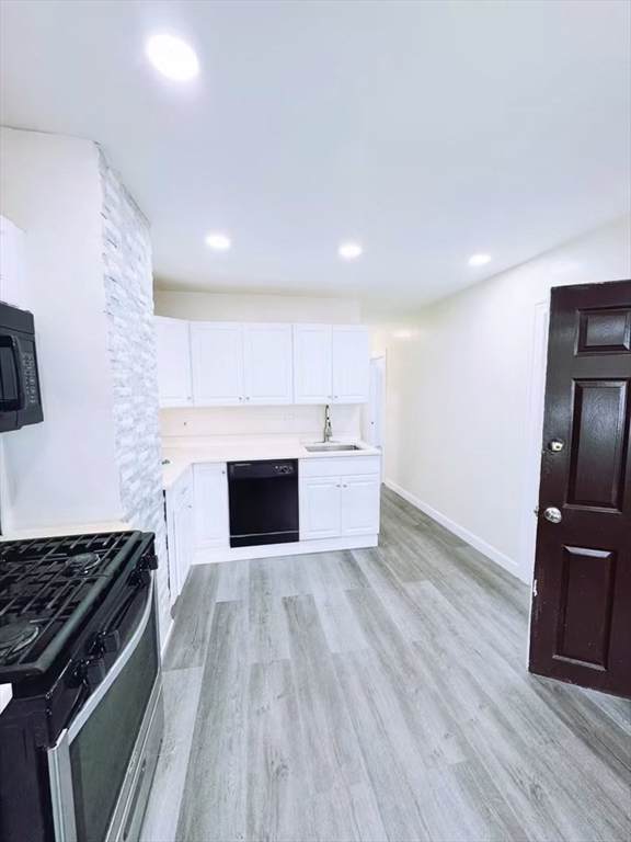 378 Chelsea St - Photo 1