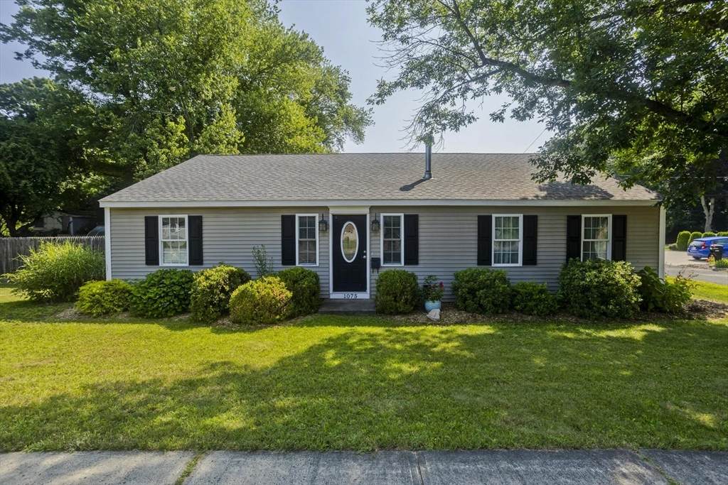 1075 Main St - Photo 1