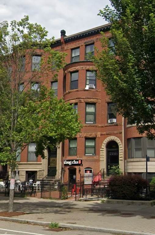 912 Beacon - Photo 1