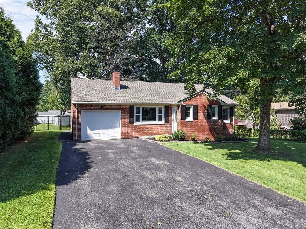 114 Fenway Dr - Photo 1