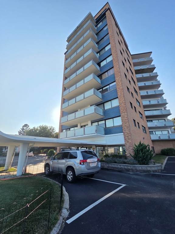 300 Lynnshore Drive - Photo 1