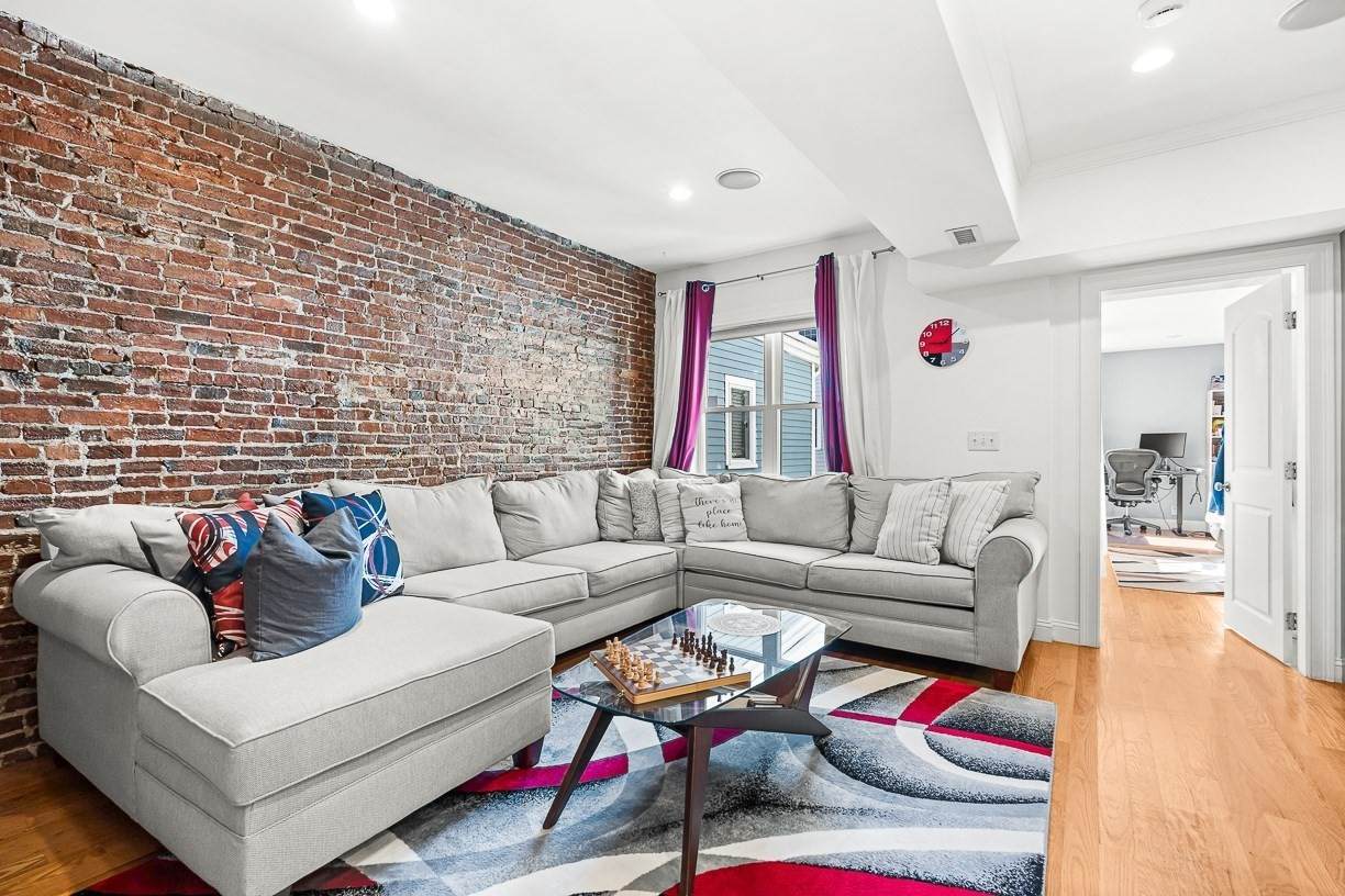 305 Sumner St - Photo 1