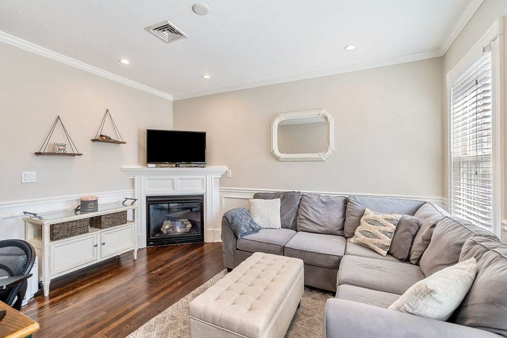 176 Bowen St - Photo 1