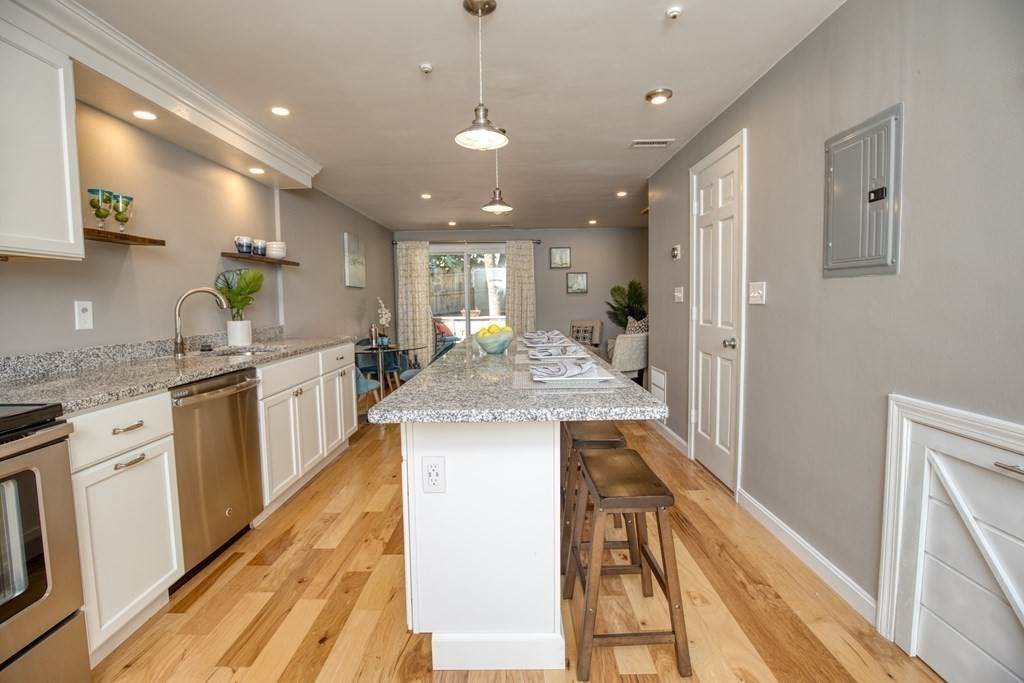 82 Centre St - Photo 1
