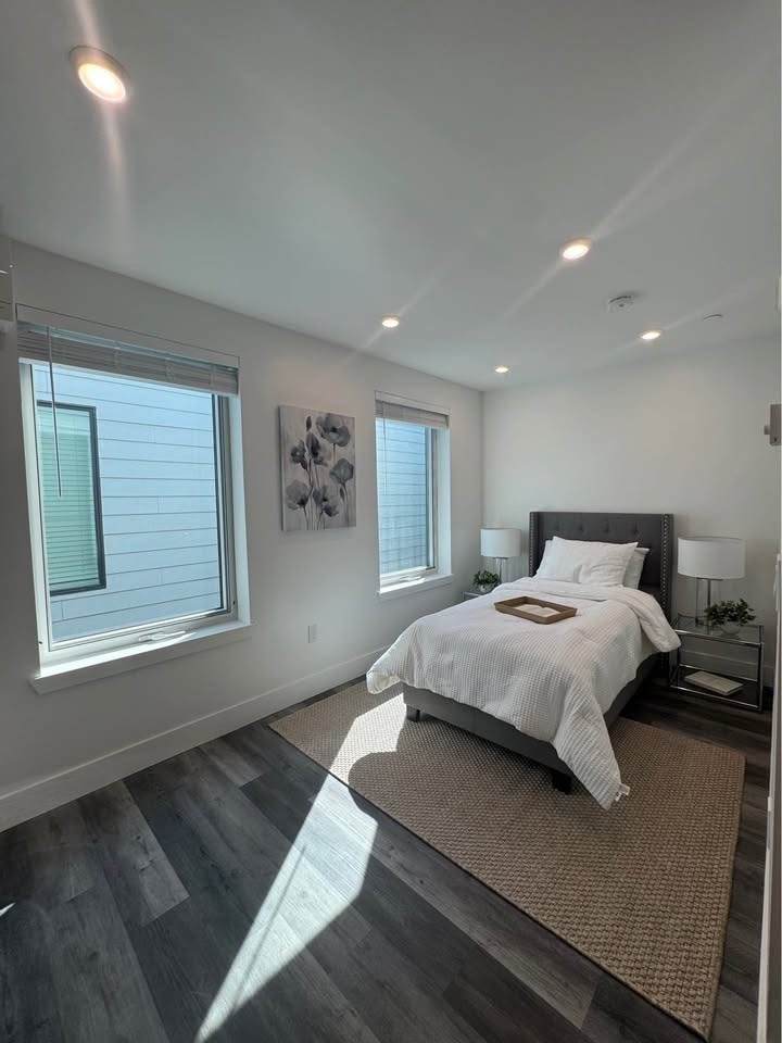585 Essex St - Photo 1