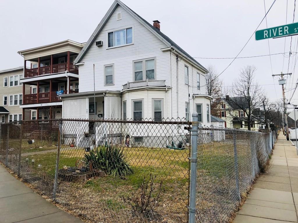 746 River St - Photo 1